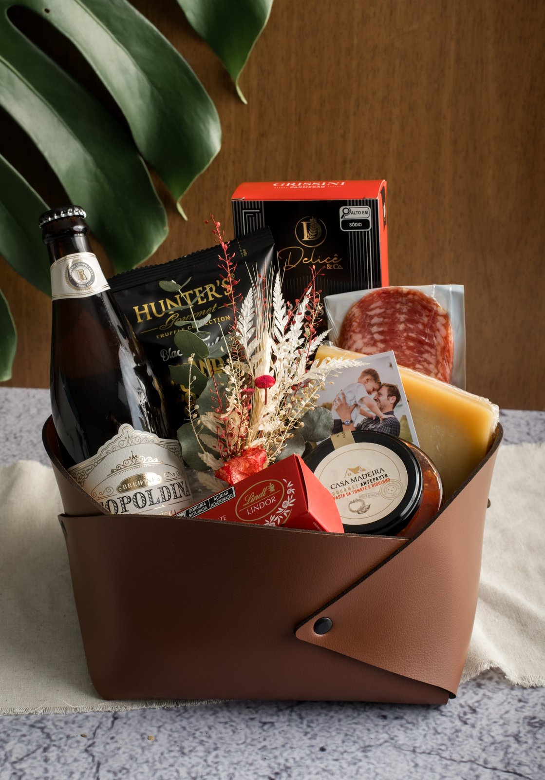 Detalhe do cesto de couro com queijo e salame