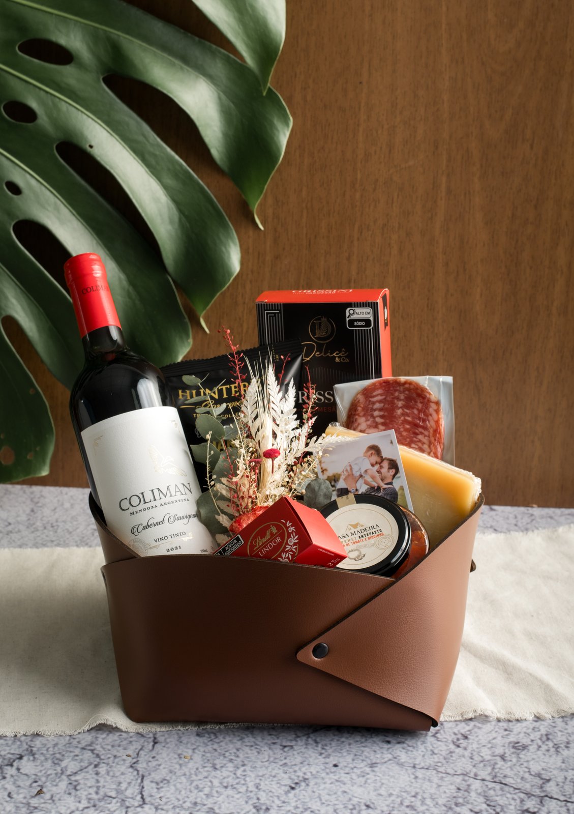 Outro ângulo do Cesto Amor de Pai com vinho