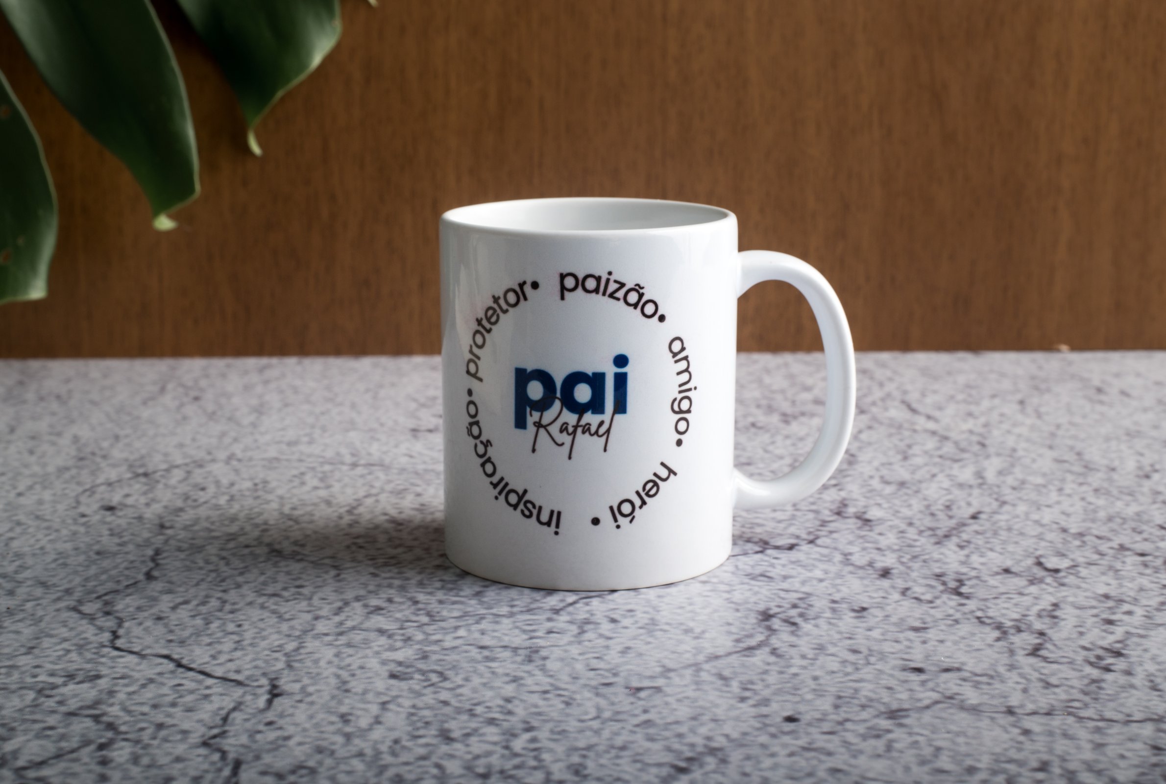 Detalhe da caneca personalizada com o nome do pai