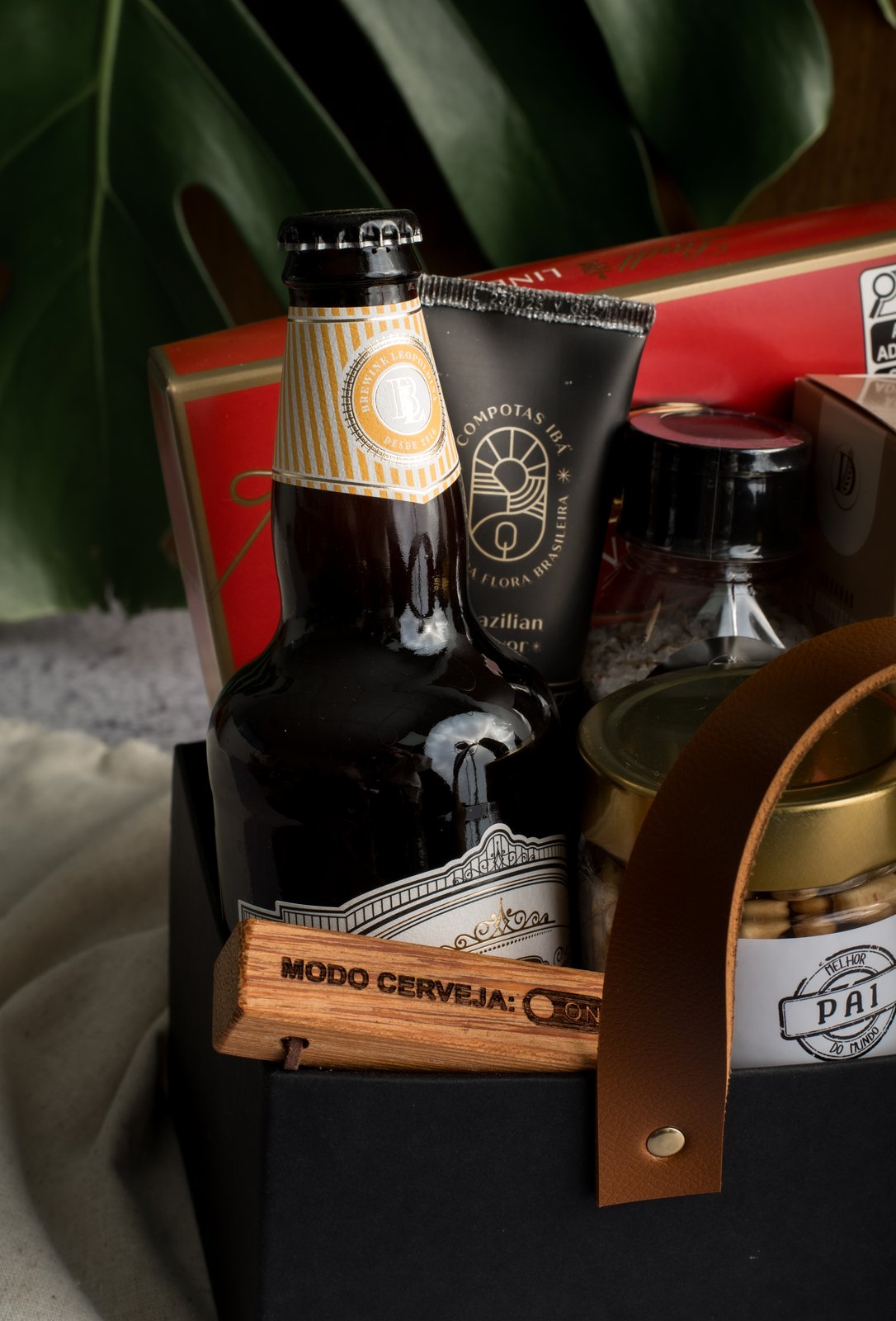Detalhe do abridor de cerveja e antepasto da Caixa Herói