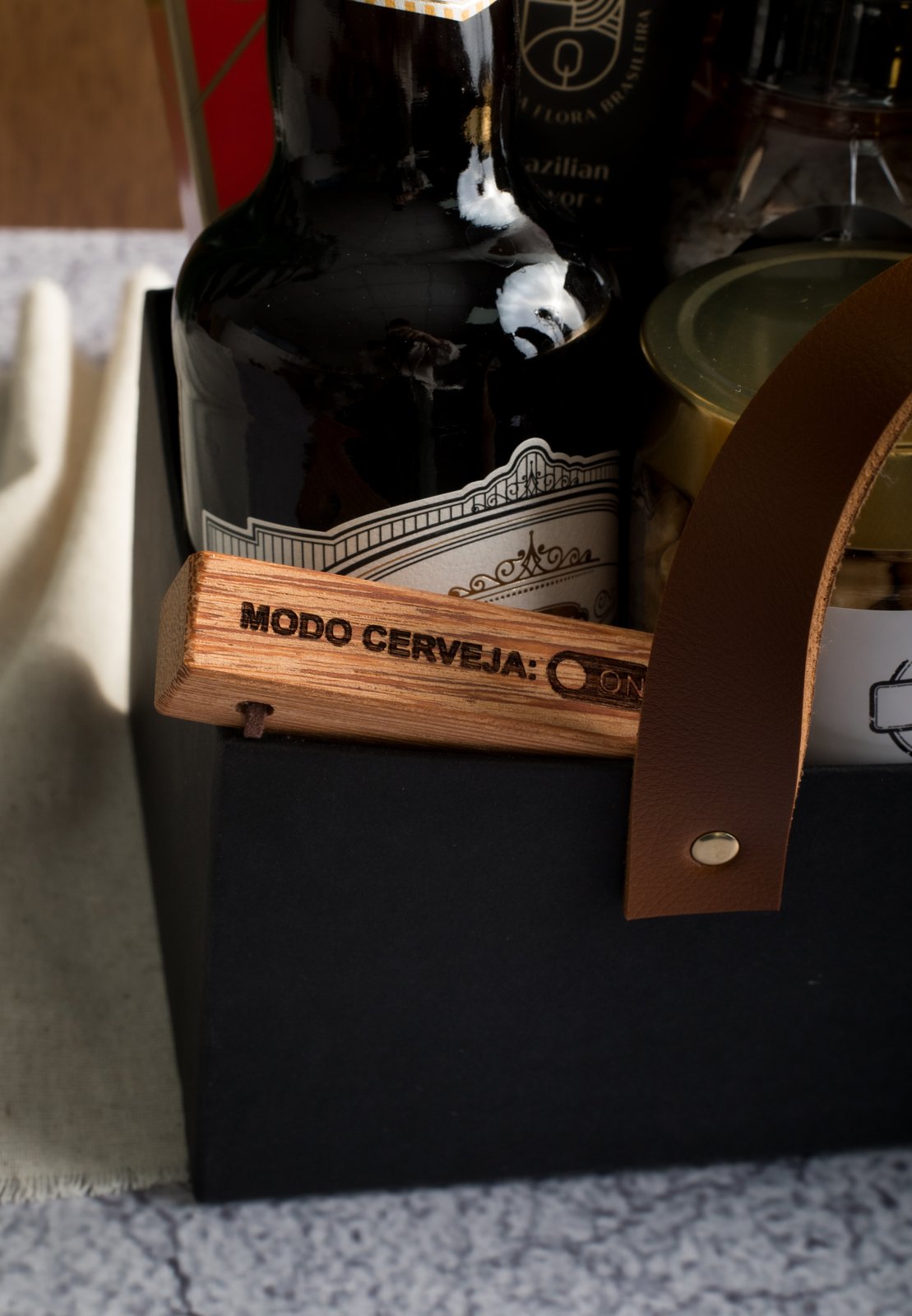 Detalhe da cerveja e dos chips da Caixa Herói