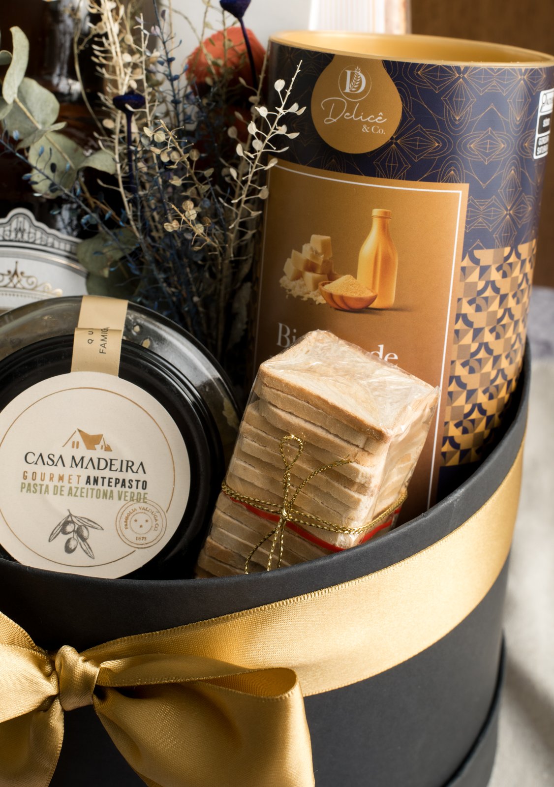 Detalhe da cerveja e do biscoito de parmesão