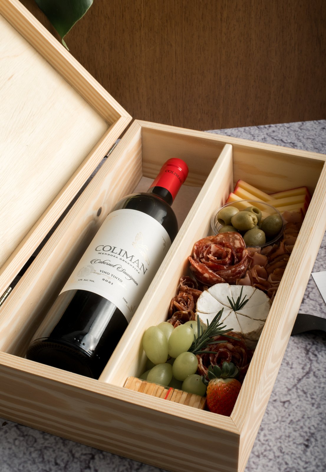 Detalhe da cesta Frios, Afeto e Paizão com vinho